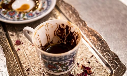 برای بهتر دیدن نقش این حیوان در داخل فنجان چه کاری باید انجام داد؟